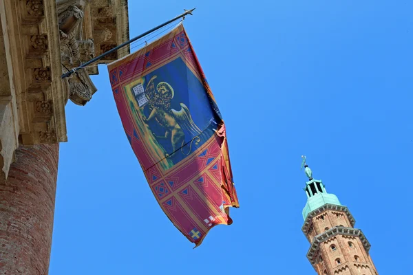 Hoher turm mit flagge in vicenza stadt italien — Stockfoto