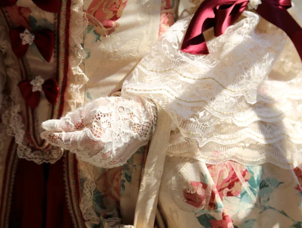 Hand van een elegante vrouw met de handschoen met kant — Stockfoto