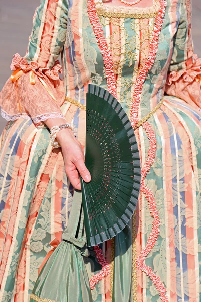 Hölgy egy ősi ünnepi ruha, és a ventilátor — Stock Fotó