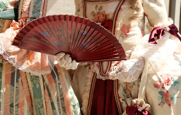 Femme élégante avec une robe de cérémonie antique et le ventilateur en lui — Photo