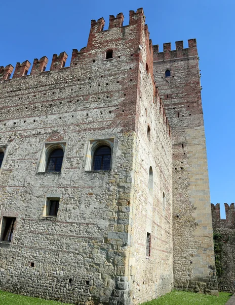Ancien château dans le nord de l'Italie — Photo