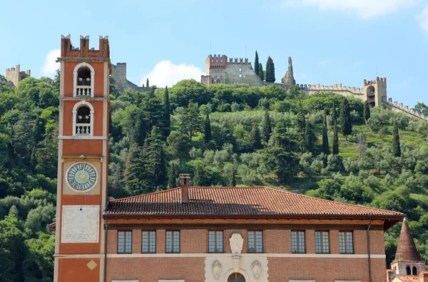 Turm auf dem Hauptplatz in Marostica Stadt in Italien — Stockfoto