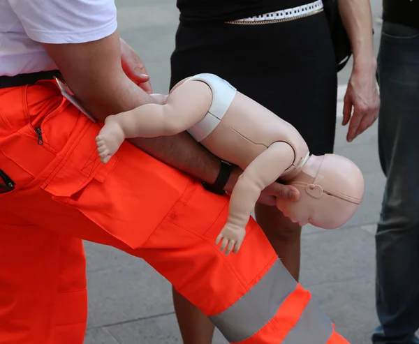 Rome, Italy. 22th May 2016.  rescuer with a mannequin of a child — Stock Photo, Image