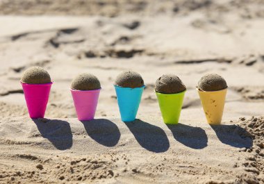 beş oyuncak dondurma koni sahilde