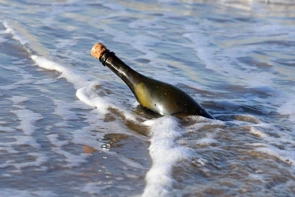 Бутылка в море с секретным посланием — стоковое фото
