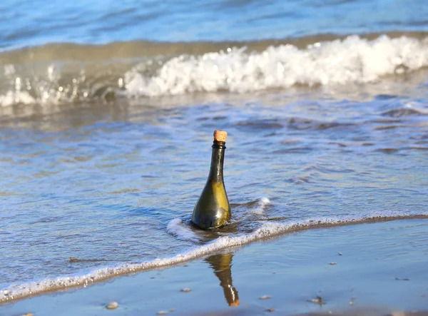 A strandon egy titkos üzenetet üveg — Stock Fotó