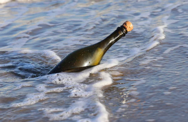 Botella en la playa con un mensaje —  Fotos de Stock