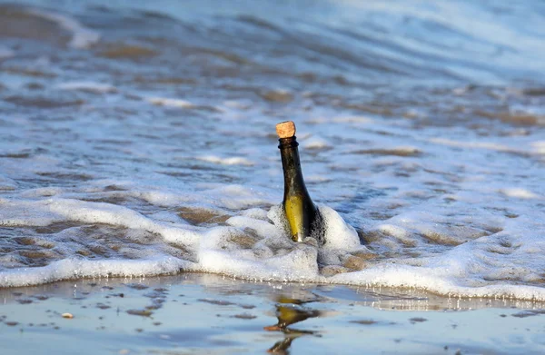 Botella en la playa con un mensaje —  Fotos de Stock