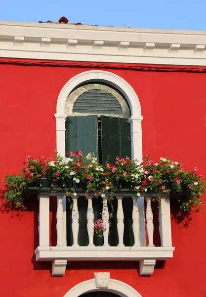 Balcón florecido con una ventana en la casa y muchas macetas — Foto de Stock