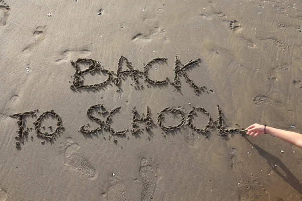 Voltar para a escola grande escrito na praia — Fotografia de Stock