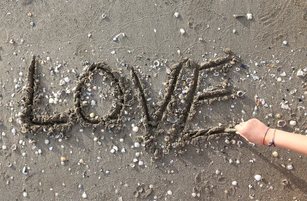 AMOR escrito na praia com a mão — Fotografia de Stock