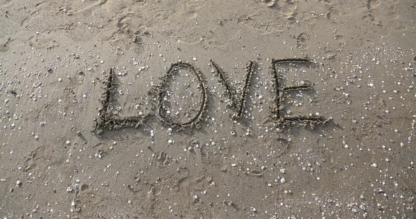 AMOR escrito na areia da praia — Fotografia de Stock