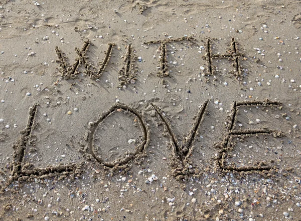 Con amor escrito en la arena de la playa — Foto de Stock