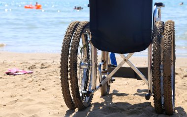denizin kenarında plajda tekerlekli sandalye