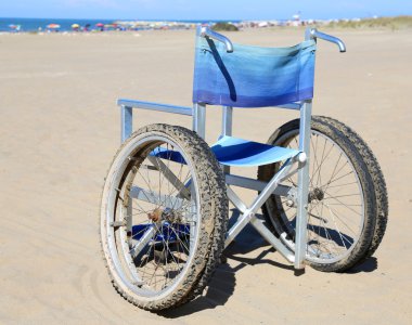 tekerlekli sandalye alüminyum plajın kumları üzerinde