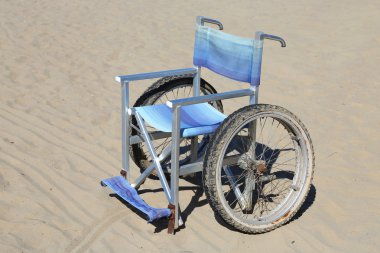 Alüminyum plaj kum üzerinde izole tekerlekli sandalye yaptı