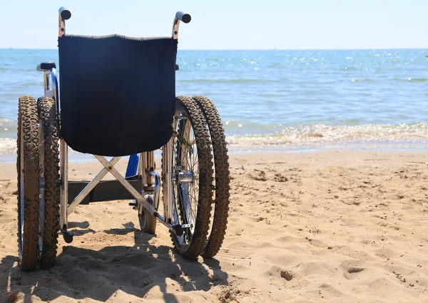 Wózek inwalidzki wyposażony w specjalne opony aby przejść do plaży — Zdjęcie stockowe