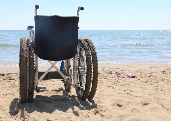 在海边沙滩上轮椅 — 图库照片