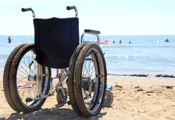 Wózek inwalidzki aluminiowy na piaszczystej plaży — Zdjęcie stockowe