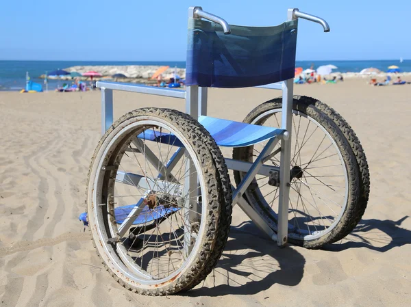 海のそばの砂浜の車椅子 — ストック写真