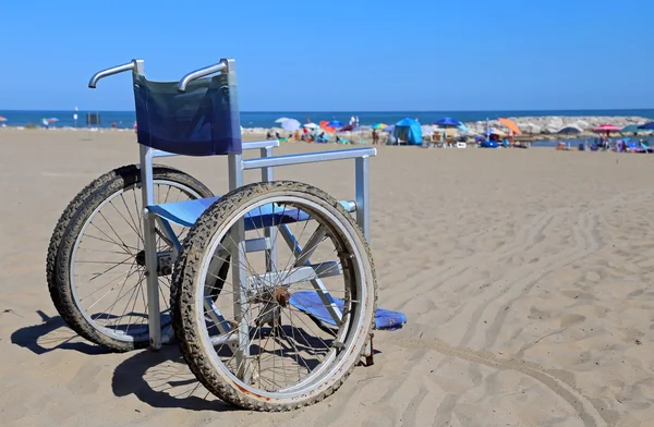 Wózek inwalidzki aluminiowy na piasku — Zdjęcie stockowe