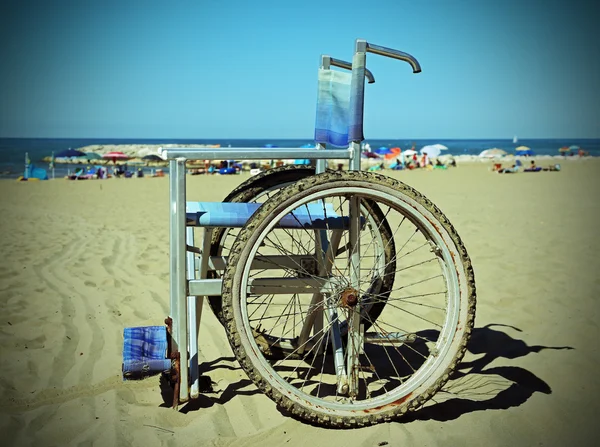 Rollstuhl am Sandstrand am Meer — Stockfoto