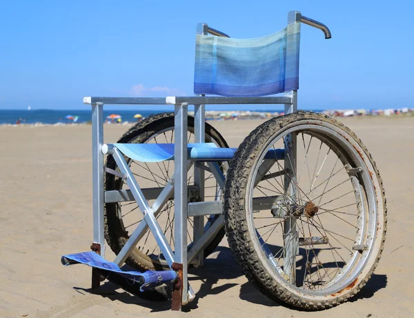 Современное кресло-каталка из алюминия со специальными колесами для перемещения — стоковое фото