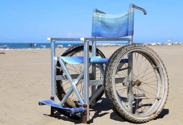 Moderne Rollstühle mit speziellen Rädern mit doppeltem Reifenwechsel — Stockfoto
