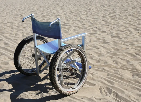 해변의 모래에 휠체어 — 스톡 사진
