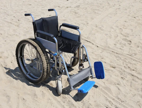 Robuuste rolstoel gemaakt van aluminium met speciale dubbele wielen — Stockfoto