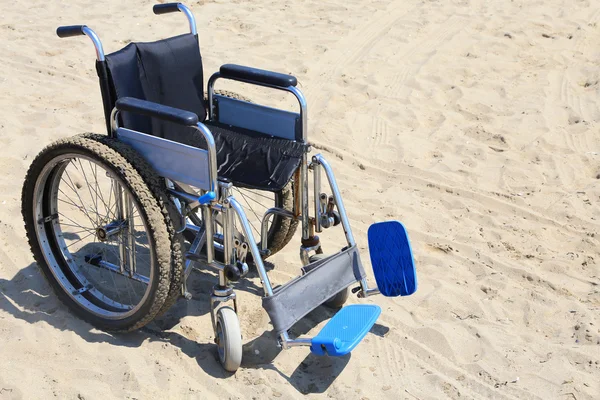 Rolstoel op het zand in de zomer — Stockfoto