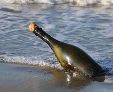 şişe bir mesaj ile sahilde