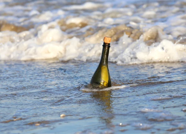 A strandon egy titkos üzenetet üveg — Stock Fotó
