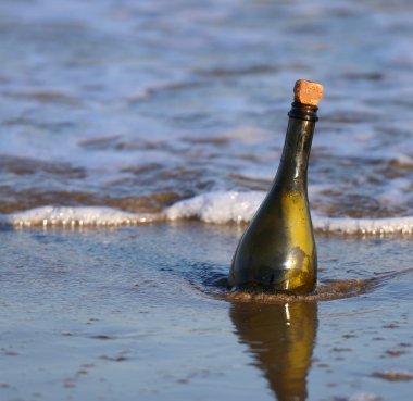 gizli bir mesaj ile sahilde şişe