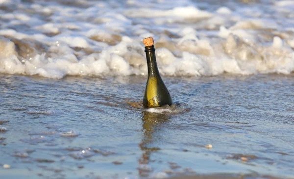 Botella en la playa con un mensaje —  Fotos de Stock