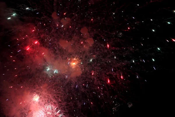 Espectáculo con grandes fuegos artificiales de colores en la noche oscura —  Fotos de Stock