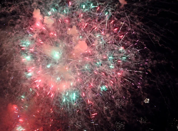 Show s velkým pestrobarevným ohňostrojem v temné noci — Stock fotografie