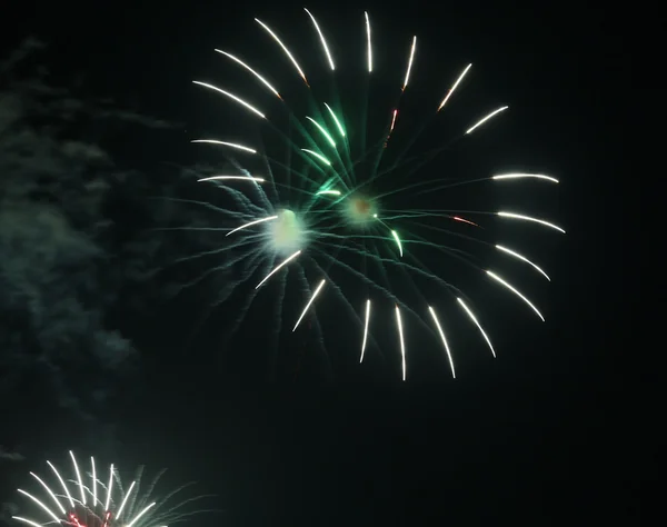 Espectáculo con grandes fuegos artificiales de colores en la noche oscura —  Fotos de Stock