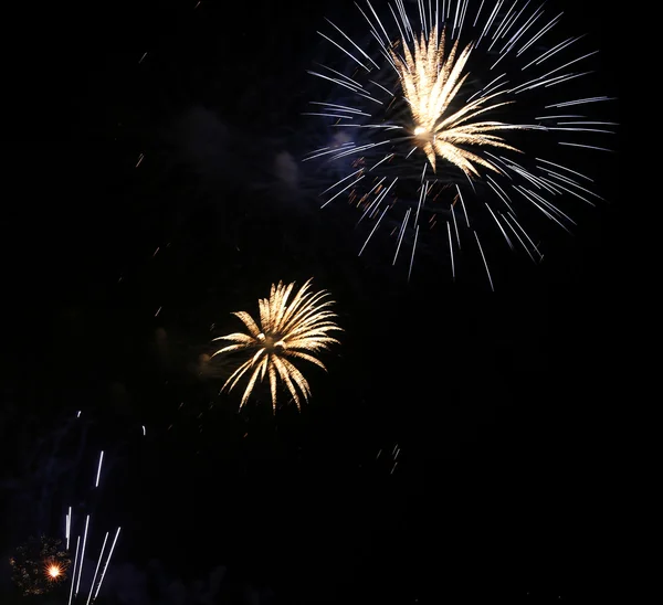 Espectáculo con grandes fuegos artificiales de colores en la noche oscura —  Fotos de Stock