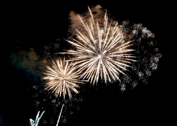 Espectáculo con grandes fuegos artificiales de colores en la noche oscura —  Fotos de Stock