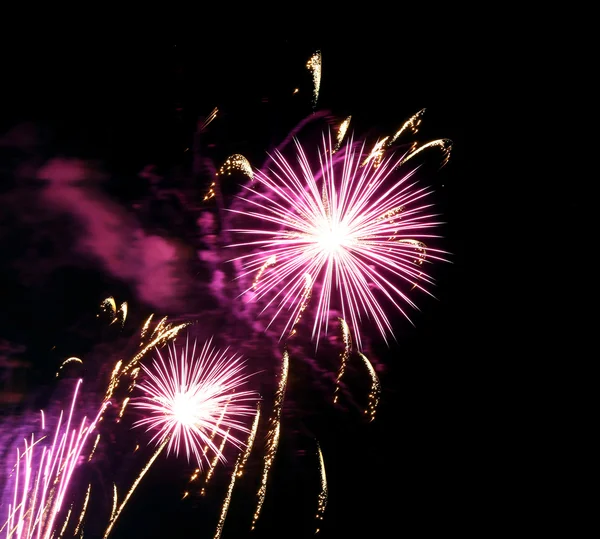 Show s velkým pestrobarevným ohňostrojem v noci — Stock fotografie