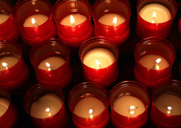 Série de velas acesas dentro do lugar de adoração para orar — Fotografia de Stock
