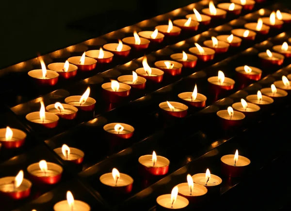 Candele accese all'interno del luogo di culto — Foto Stock