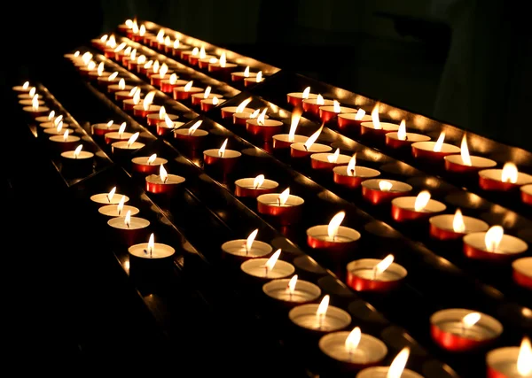 Serie di candele accese con fiamma tremolante — Foto Stock