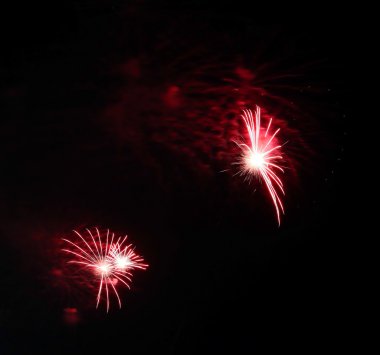 karanlık gecenin büyük havai fişek