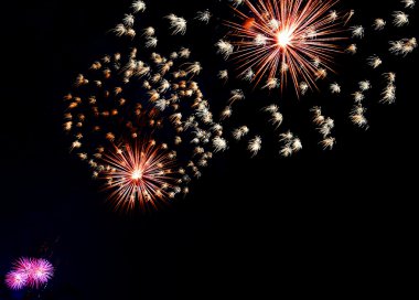 büyük renkli havai fişek ile karanlık gecede göster 