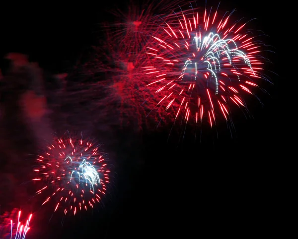 Fogos de artifício coloridos vermelhos na noite escura — Fotografia de Stock