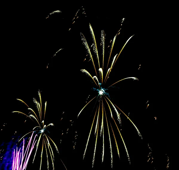 Großes buntes Feuerwerk in der dunklen Nacht — Stockfoto