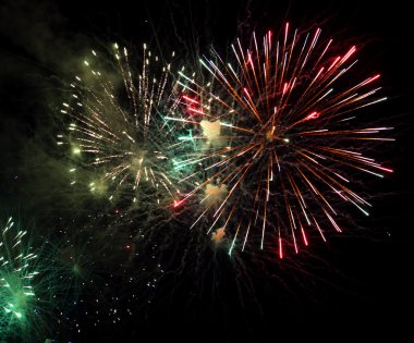 büyük renkli havai fişek ile karanlık gecede göster 