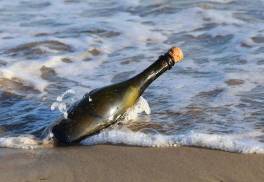 gizli bir mesaj ile sahilde şişe